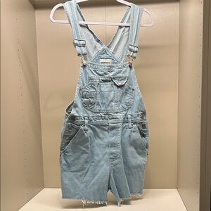 Good Fellows distressed light denim overall shorts 7/8